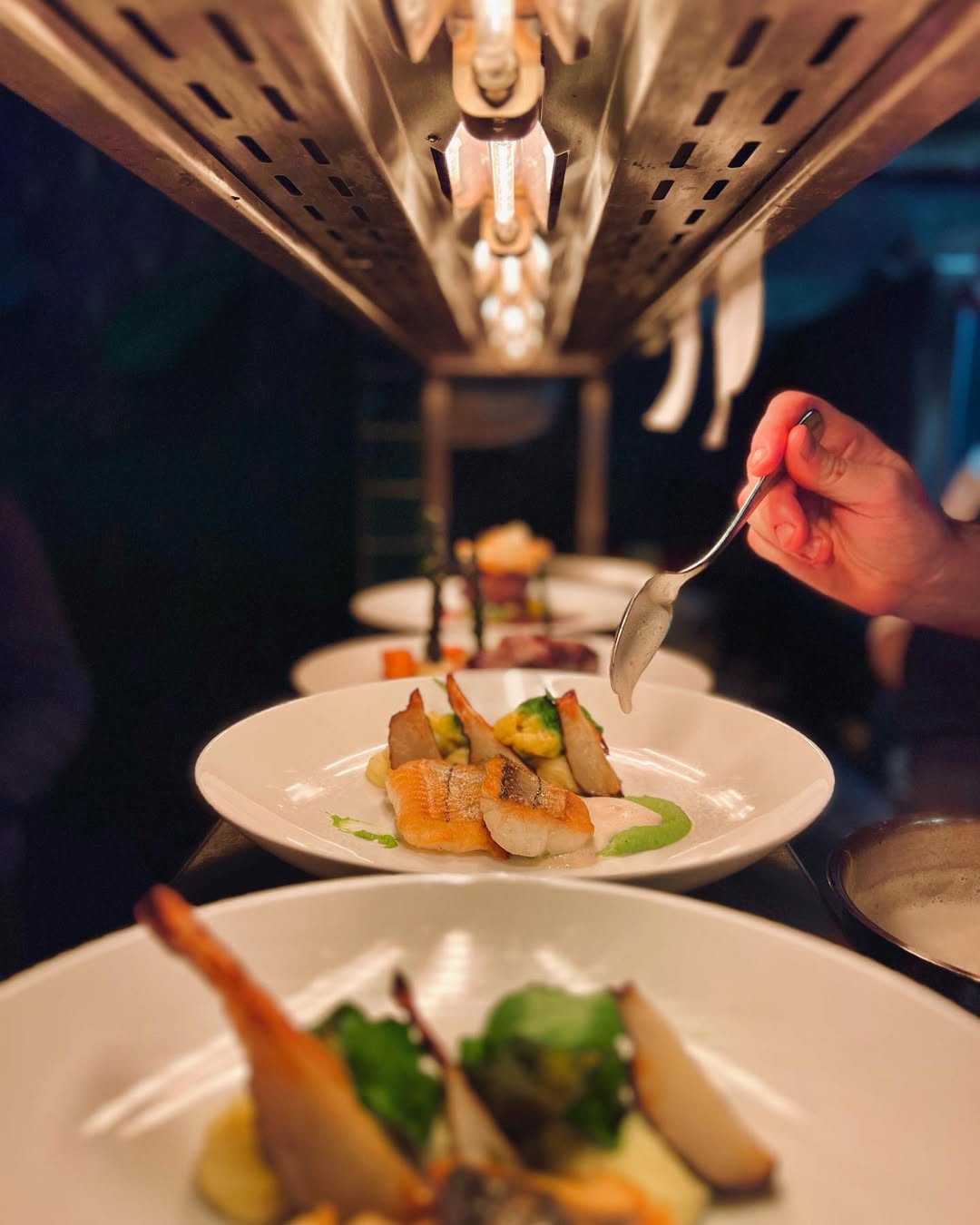 Visgerechten klaar in de doorgeefkeuken van Restaurant Banfi in Zeist